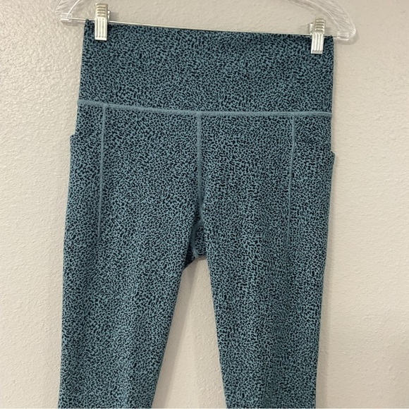 Athleta Stash Pocket II Textured Tight Blue Black Pebble size Medium B66 - Picture 3 of 11